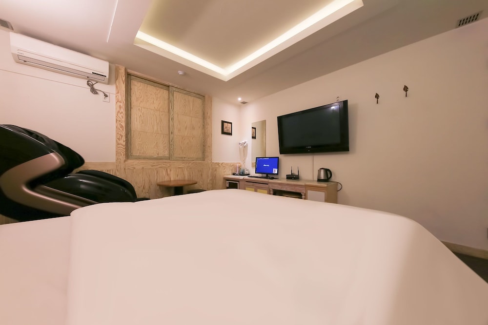 Deluxe Room, Massage Chair photo 3
