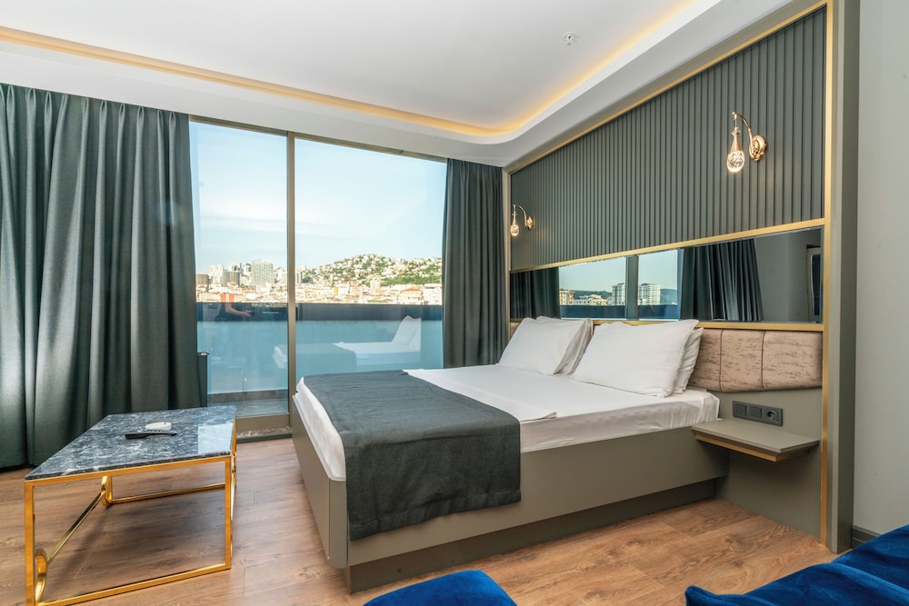 Deluxe Double Room, Bathtub, City View photo 2