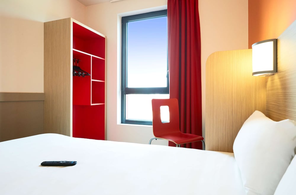 Standard Room, Multiple Beds (One Double Bed and One Single Bed) photo 3