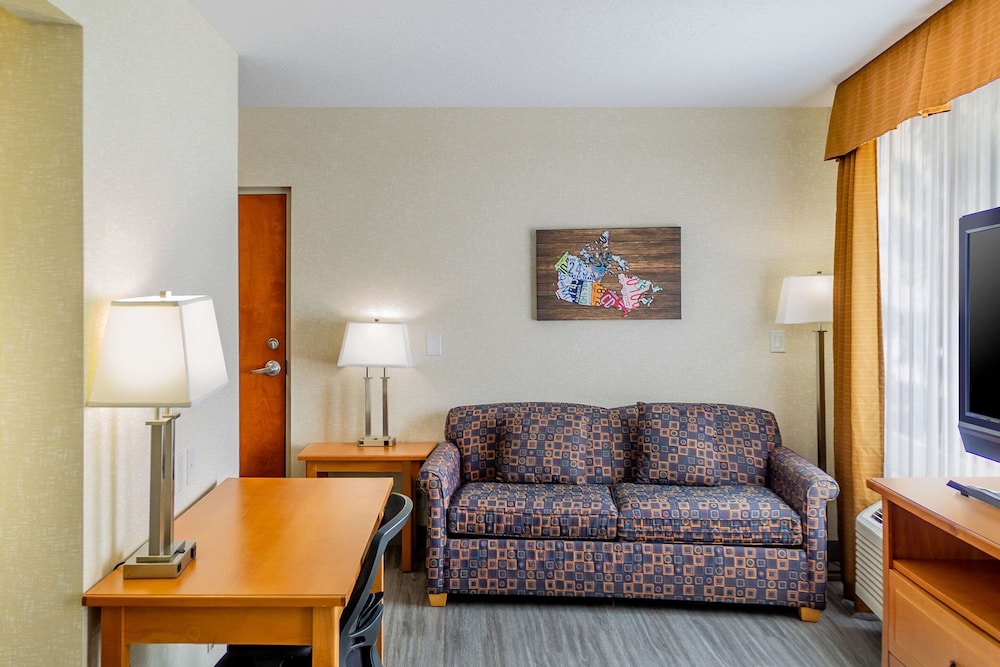 Suite, 1 Queen Bed with Sofa bed, Non Smoking - Photo 3