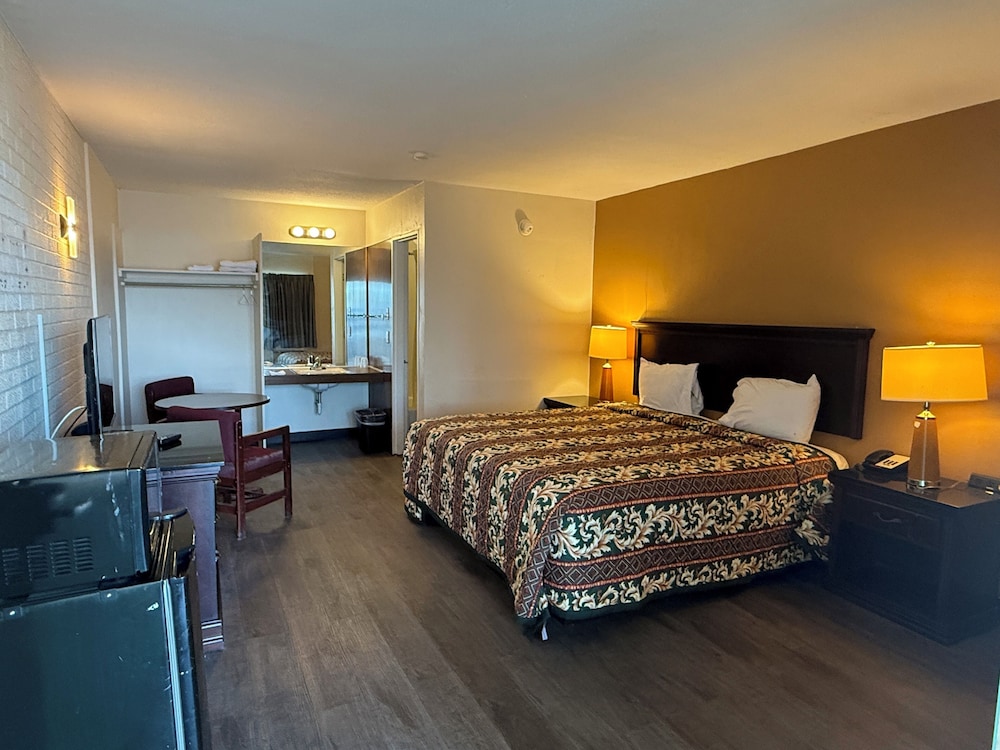 Room, 1 King Bed, Smoking, City View photo 1