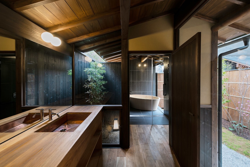 Luxury Room, 1 King Bed (with Semi-Outdoor Bath) photo 3