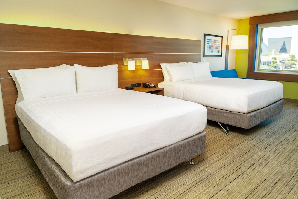 Suite, 2 Queen Beds, Accessible Bathtub (Communications)