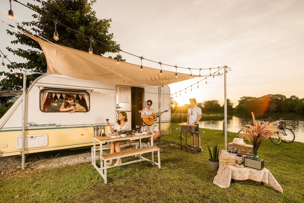 Campervan for 2 adults and 2 children - Photo 4