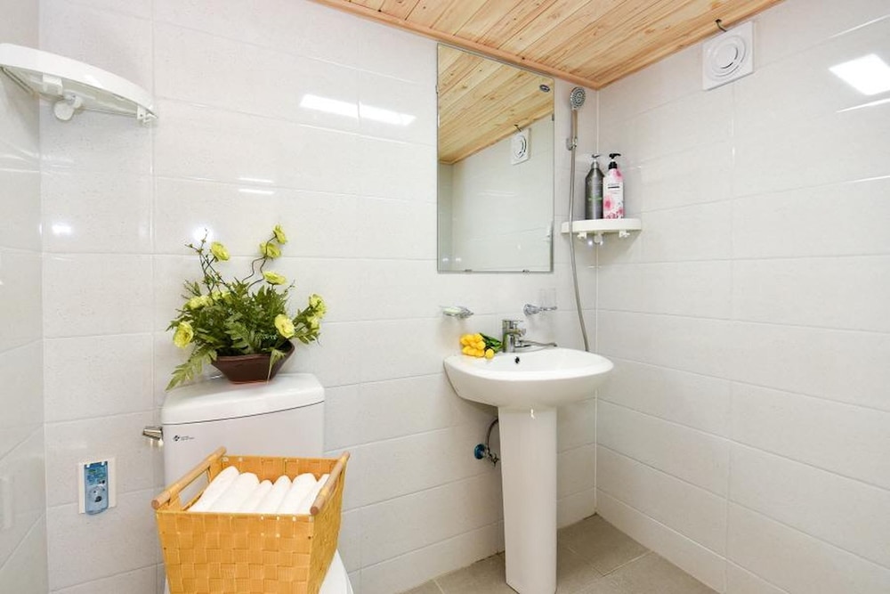 Basic Room, 1 Bedroom (204) - Photo 11