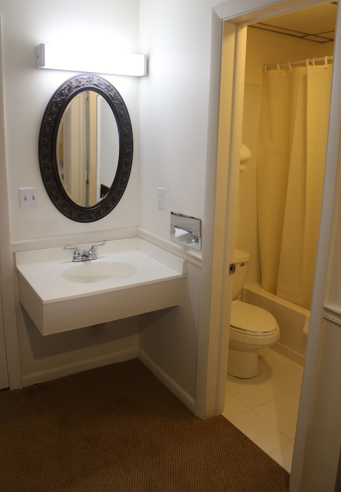 Family Room - Not Wheelchair Accessible - Photo 11