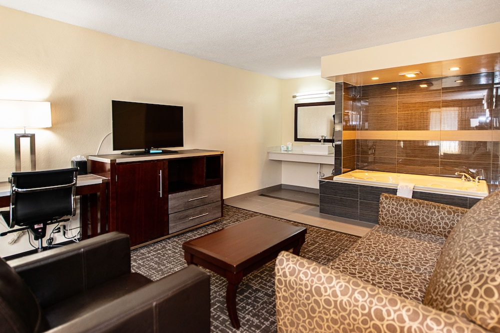 Suite, 1 King Bed with Sofa bed, Non Smoking, Jetted Tub - Photo 3