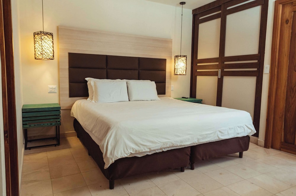 1 Queen Bed - Photo 2