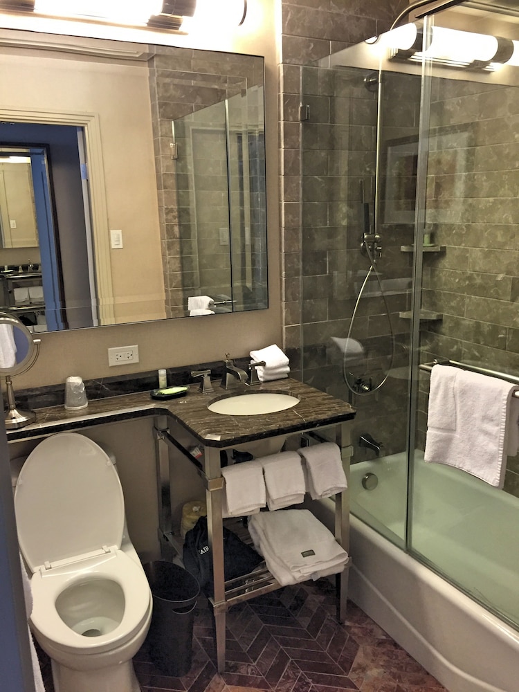 Deluxe Room, 2 Queen Beds, Bathtub - Photo 4