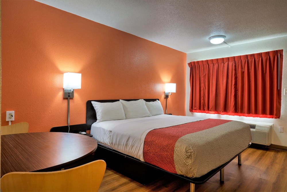 Standard Single Room, 1 King Bed photo 3