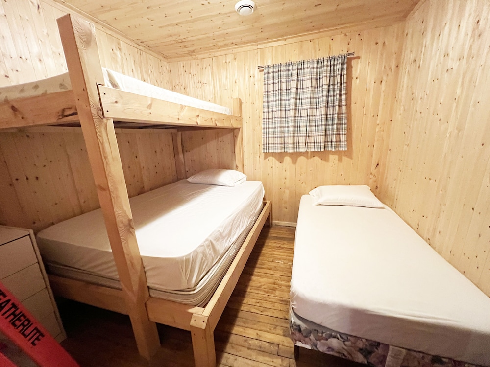 Economy Cabin (C) photo 3