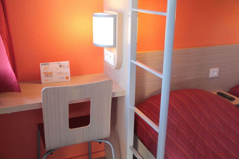 Standard Room, 3 Twin Beds - Photo 5