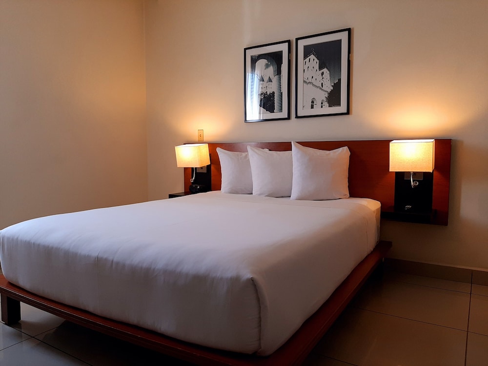 Standard Room, 1 Queen Bed, Non Smoking - Photo 6