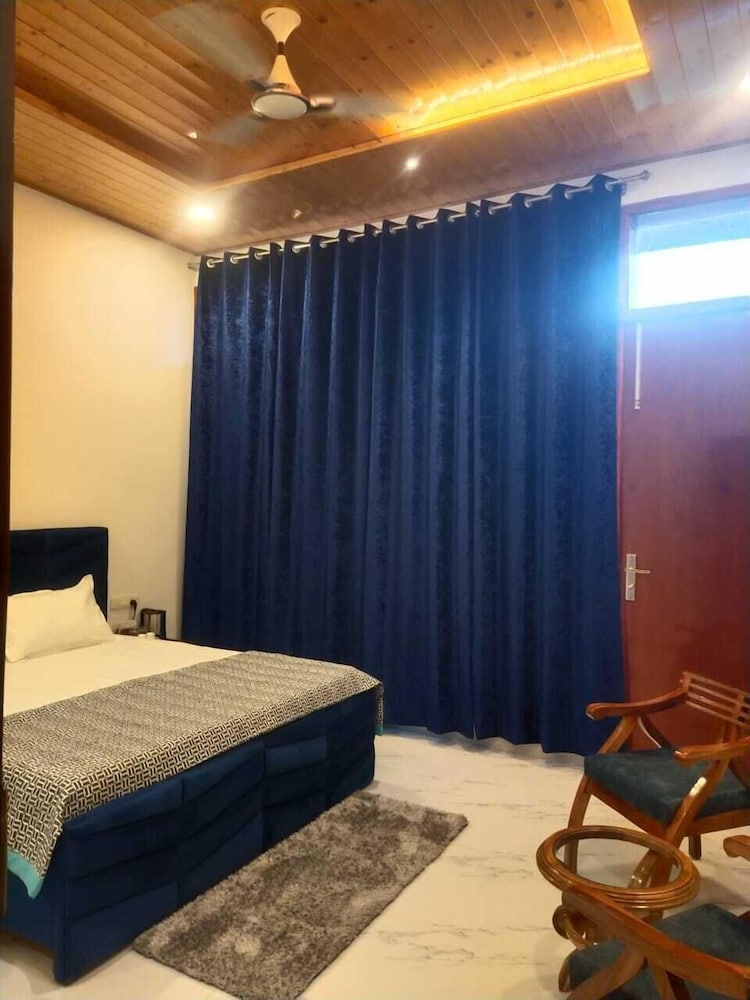 Business Room, Balcony