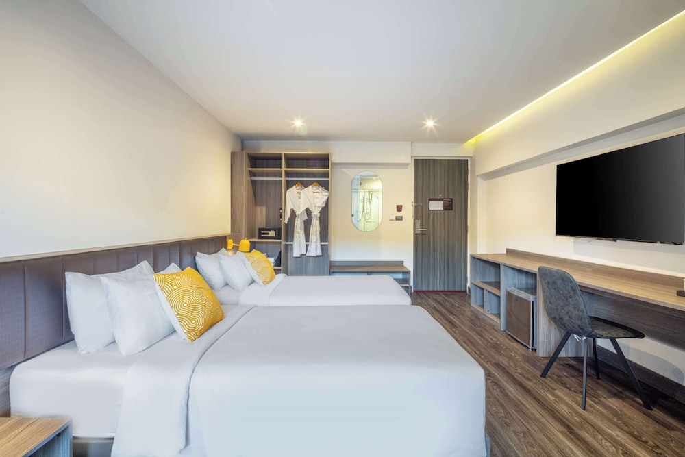 Deluxe Room, 2 Twin Beds, Non Smoking, Poolside, photo 6