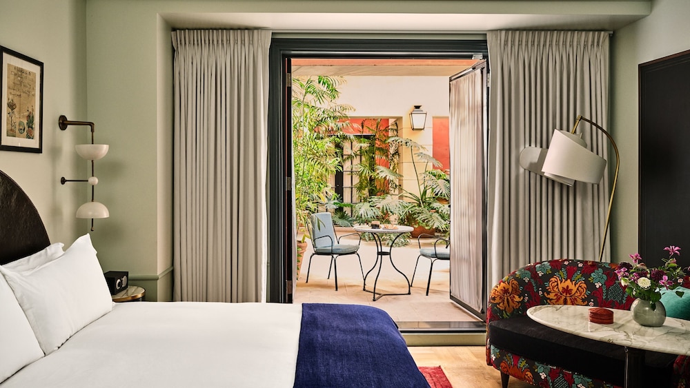 King Room with One King Bed and Patio (Non Smoking)