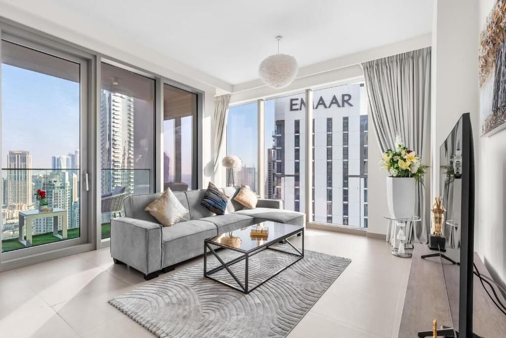 Luxury 4-Bed Escape in Downtown Dubai