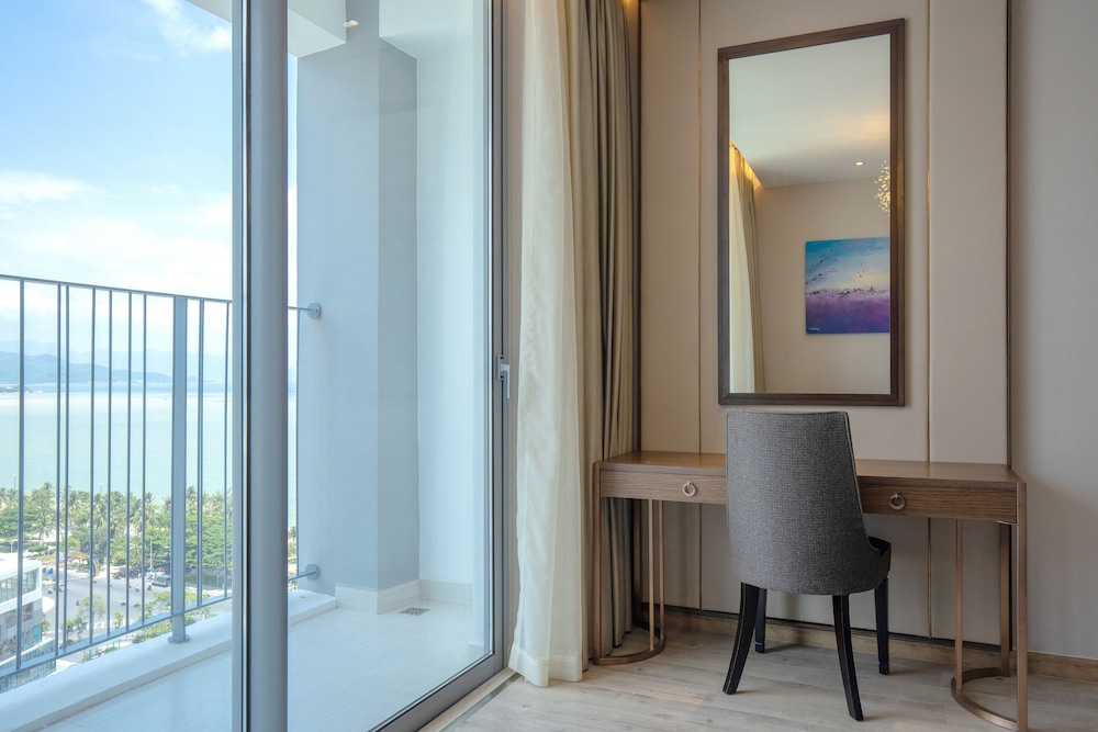 Premium Double Room, 1 King Bed, Partial Sea View photo 1