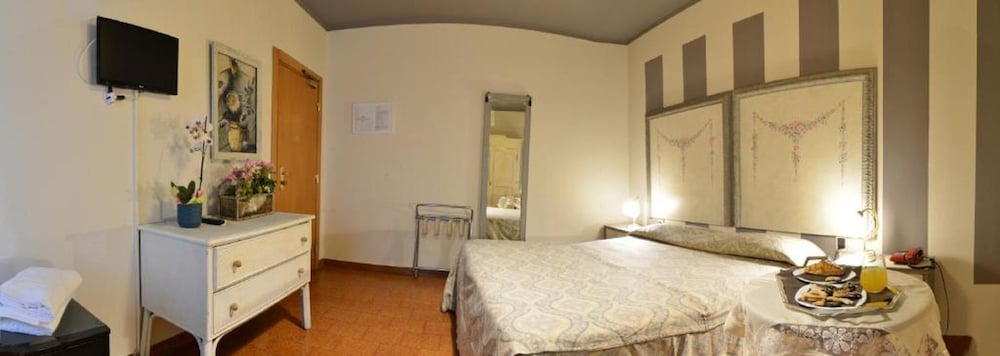 Double or Twin Room - Photo 5