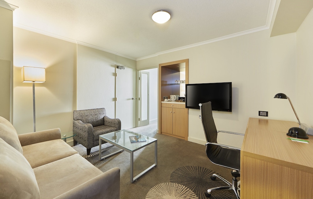 Suite, 1 King Bed thumbnail 5
