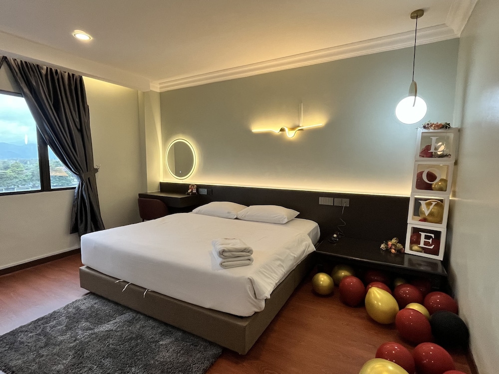 Honeymoon Suite, 1 Queen Bed, Non Smoking photo 2