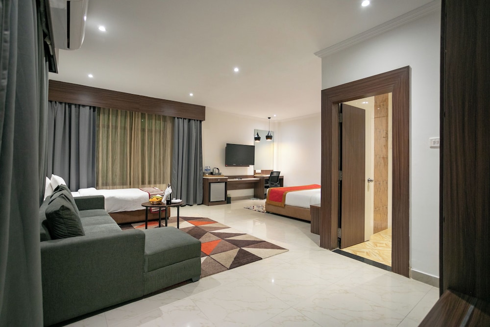 Presidential Studio Suite, 1 King Bed, Smoking, Garden View photo 1