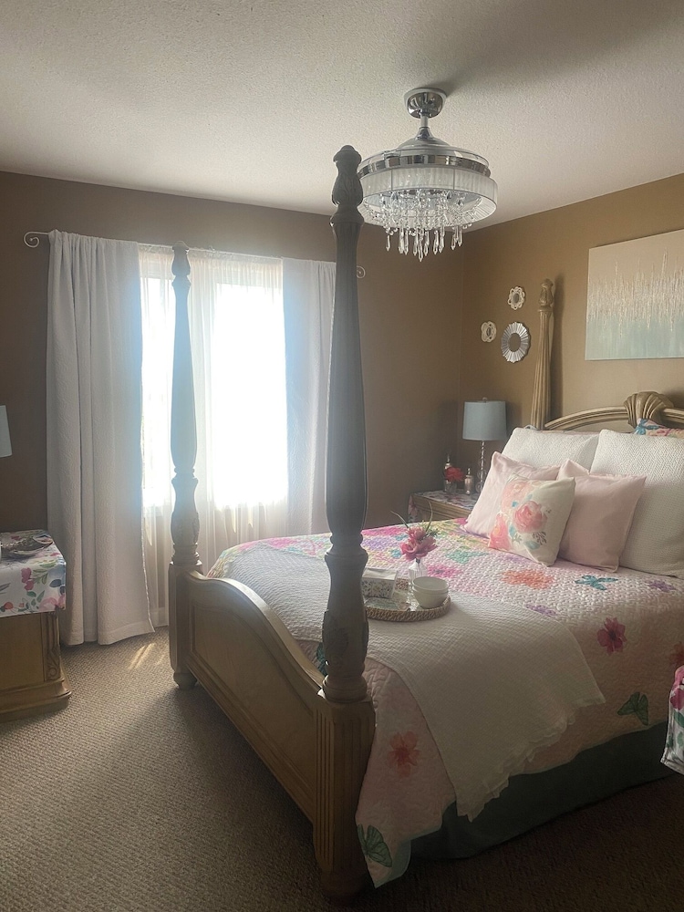 The Champagne Room, 1 Queen Bed