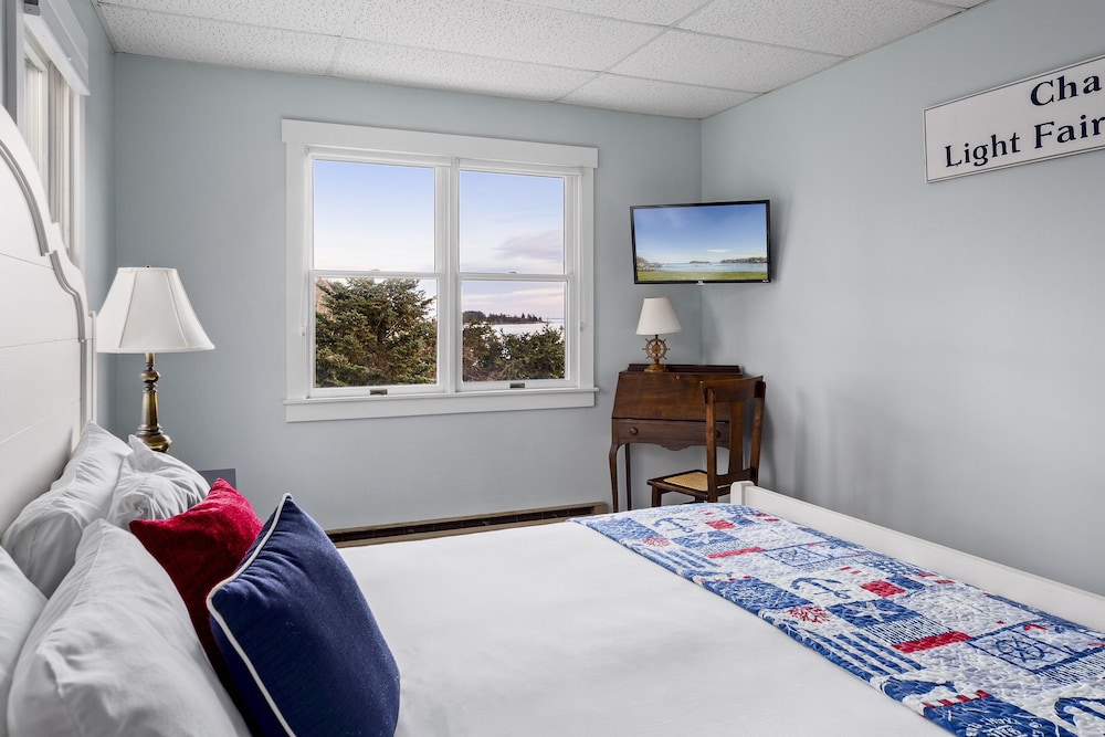 Economy Room, 1 King Bed, Harbor View, Sea Facing (24)