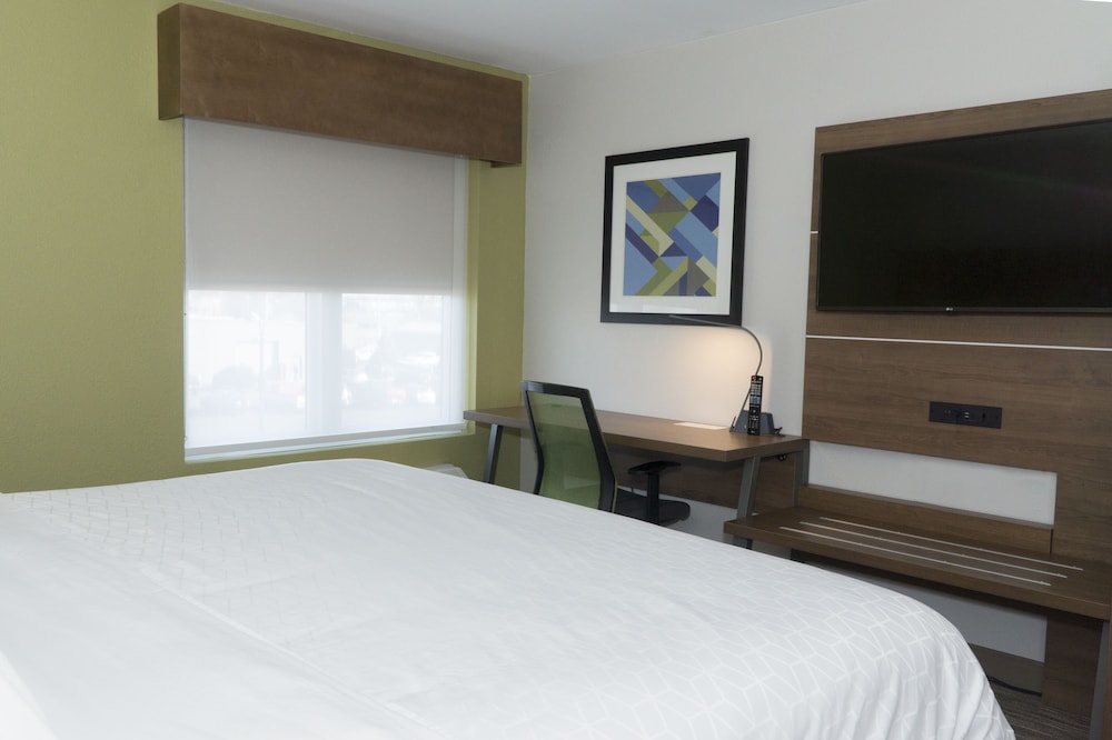 Suite, 1 King Bed with Sofa bed - Photo 3