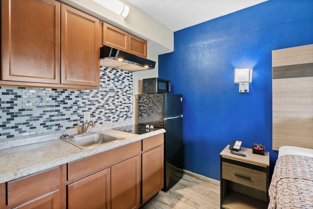 Standard Room, 1 King Bed, Mobility Accessible, Kitchenette - Photo 7