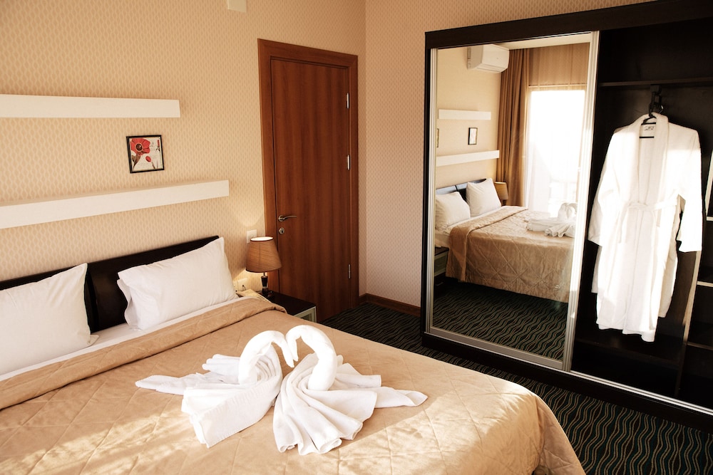 Family Suite, 1 King Bed with Sofa bed, City View photo 2