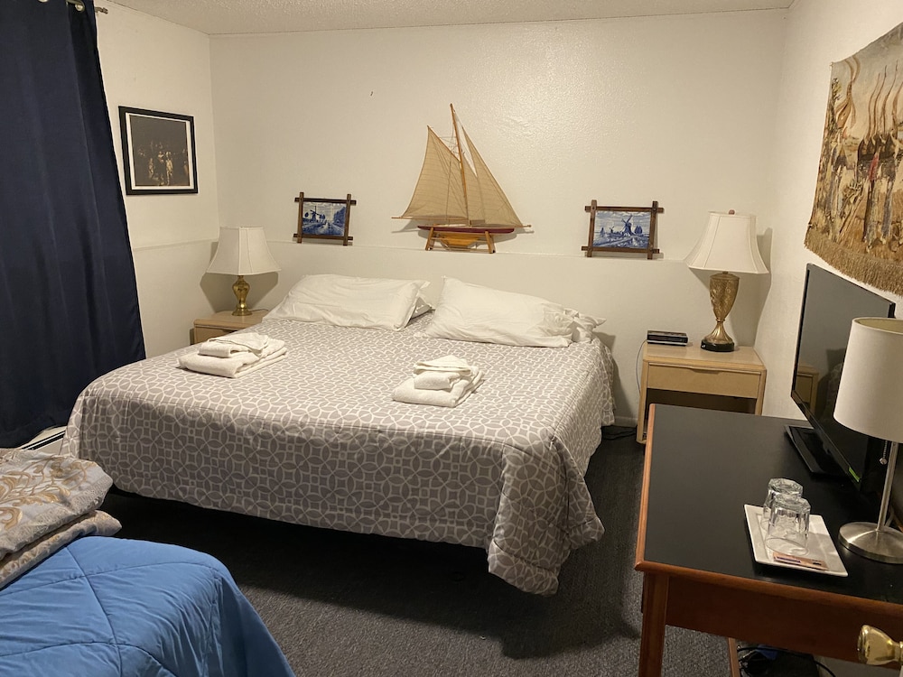 Basic Triple Room, 1 Bedroom, Shared Bathroom (Holland) photo 1