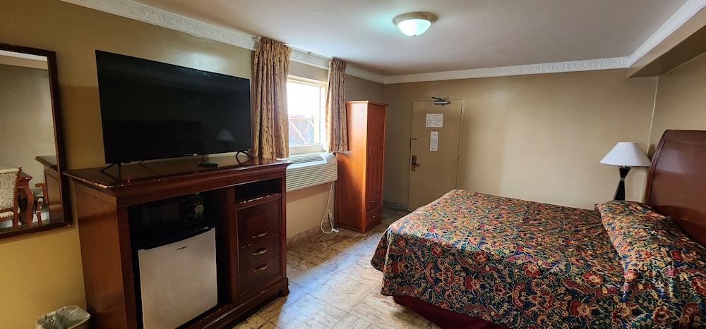 Room, 1 King Bed, Smoking - Photo 3
