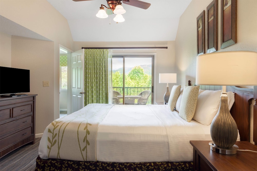 1 BEDROOM 1 KING DELUXE SUITE WITH BALCONY - Photo 2