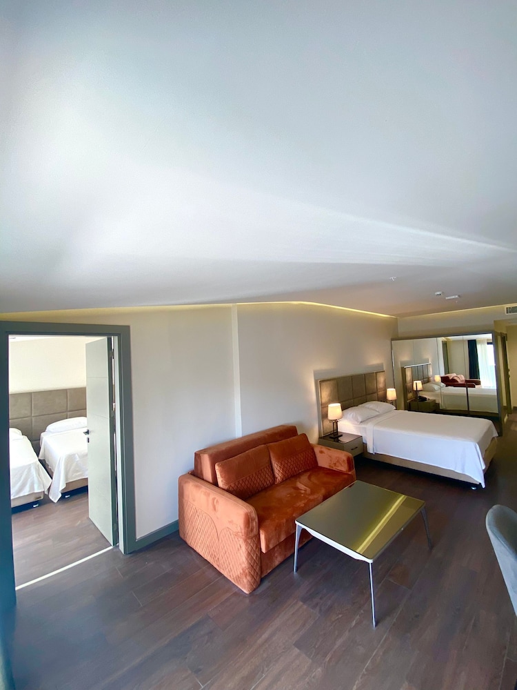 Family Room thumbnail 5