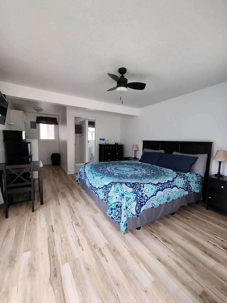Deluxe Studio Suite, 1 King Bed, Non Smoking, Kitchenette photo 1