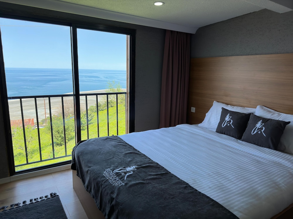 Deluxe Chalet, 2 Bedrooms, Balcony, Sea View