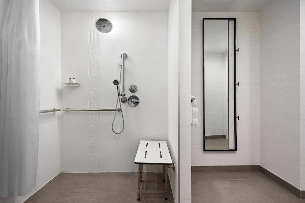 Room, 1 King Bed (Mobility Accessible, Tub) photo 3