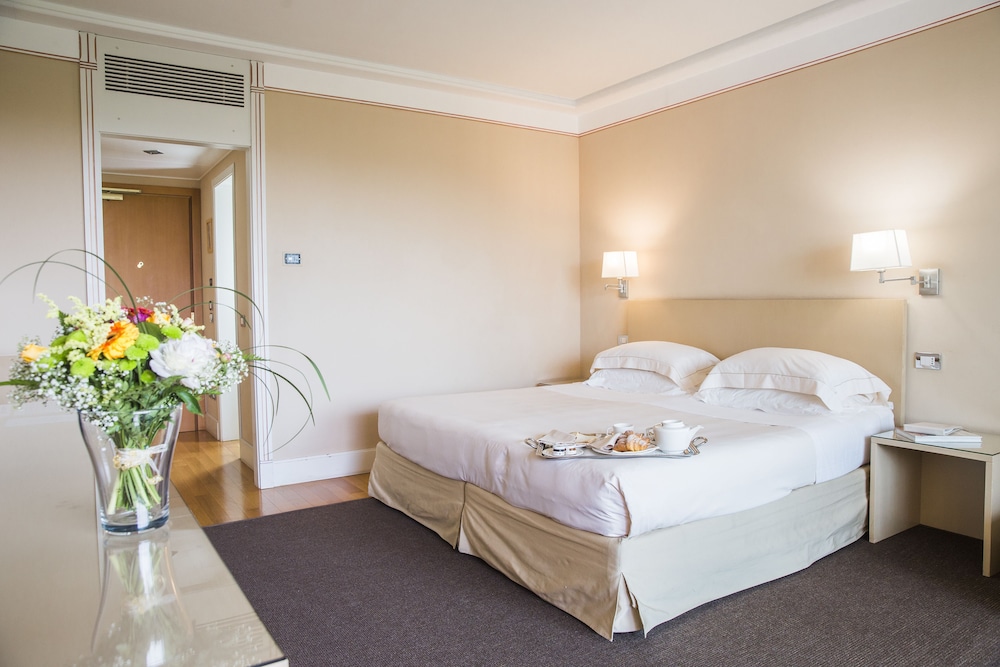 Double Room, Partial Lake View - Photo 1