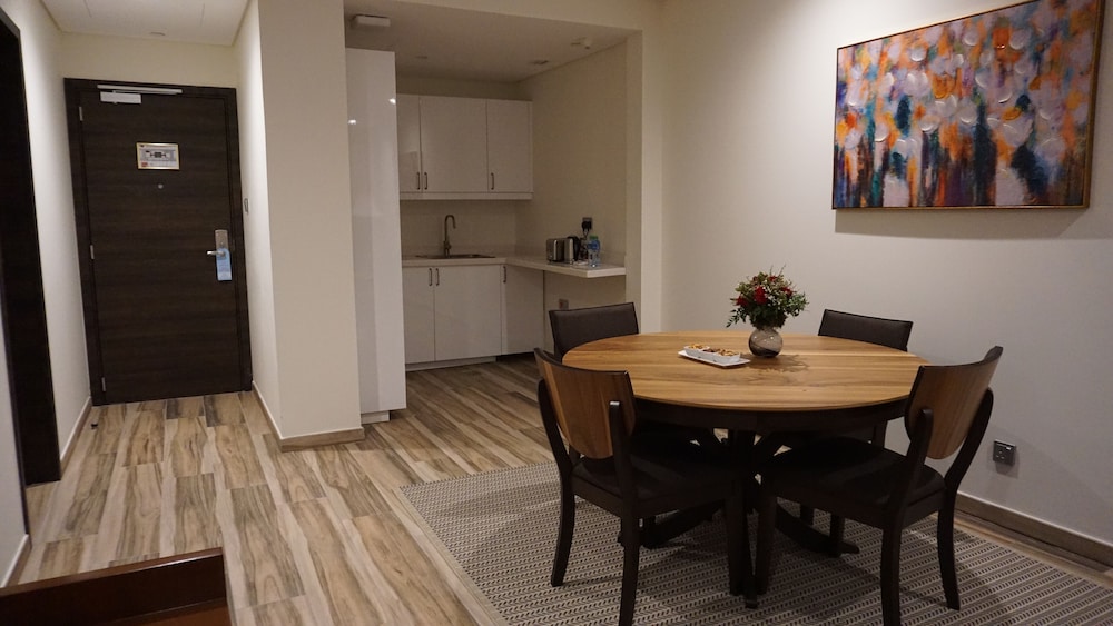 Suite, 2 Bedrooms - Photo 2