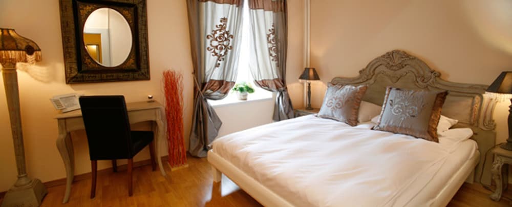 Double or Twin Room, Partial Lake View