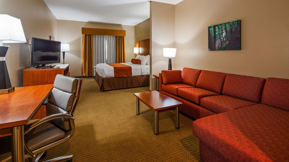 Suite, 1 King Bed, Non Smoking, Refrigerator & Microwave photo 3