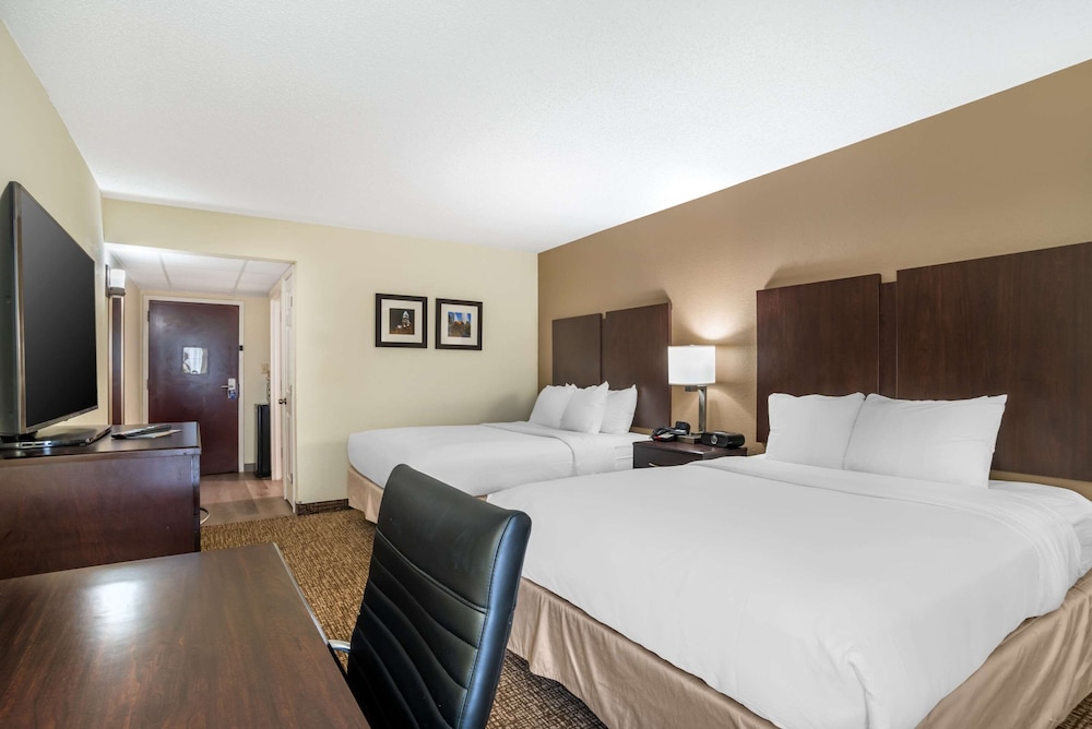 Standard Room, 2 Queen Beds, Non Smoking - Photo 1