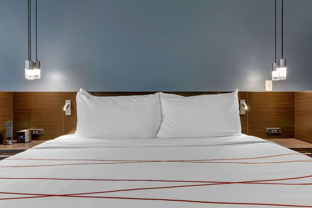 Standard Room, 1 King Bed, Accessible, Corner - Photo 5