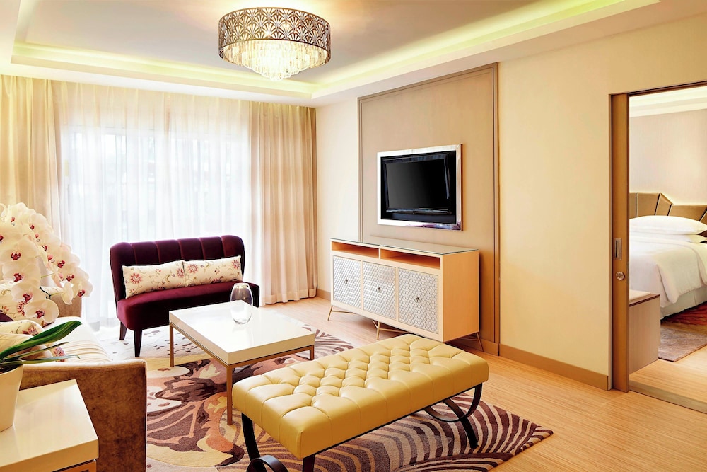 Junior Suite, 1 King Bed, Balcony photo 3