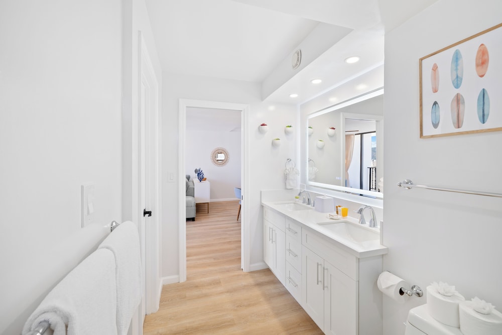 Premium Remodeled Condo with Ocean View and Parking: Premium Suite, 1 Bedroom, Air conditioning, Ocean View (0147) photo