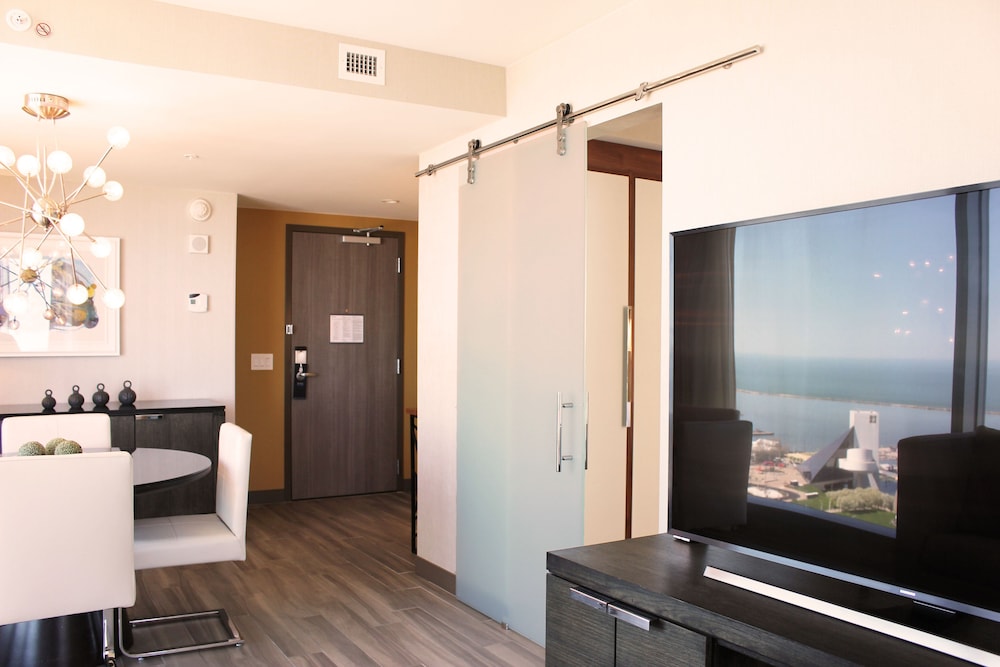 Suite, 1 King Bed, Accessible, Bathtub (Access Bathtub) photo 3