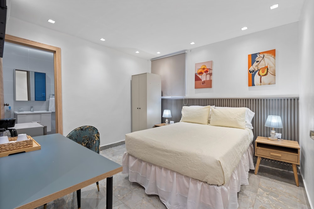 Comfort Room, 1 Queen Bed, Non Smoking, Private Bathroom photo 2