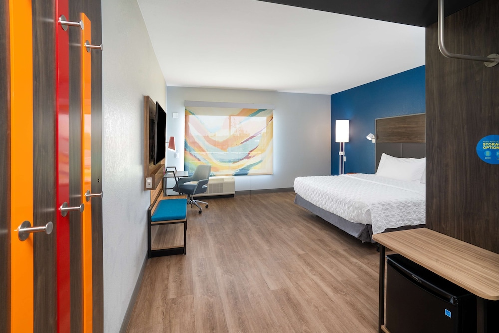 Room, 1 King Bed, Accessible (Roll-In Shower) - Photo 1