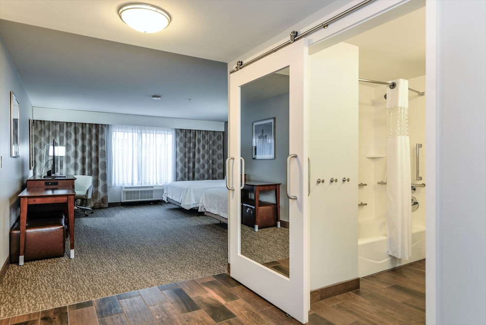 Room, 2 Queen Beds, Accessible, Bathtub photo 1